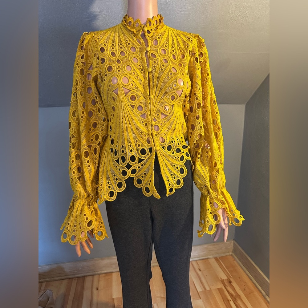 The Sang Yellow Eyelet Lace Blouse Puff Sleeve Scallop Hem Size Medium EUC - Picture 3 of 5